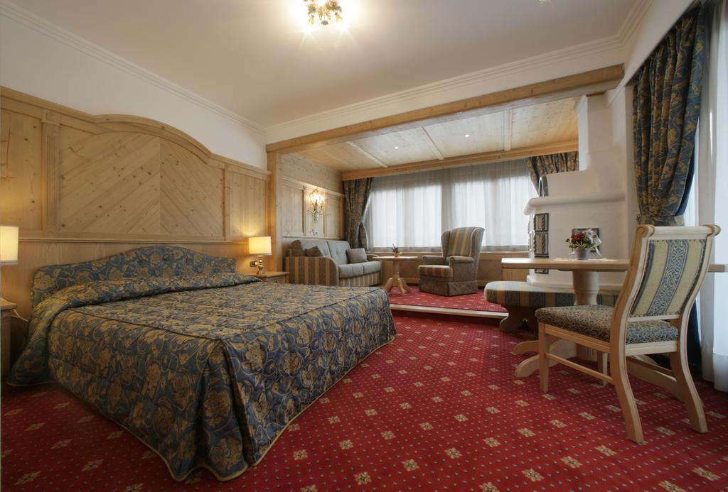 Alpen Hotel Corona Виго ди Фаса Стая снимка