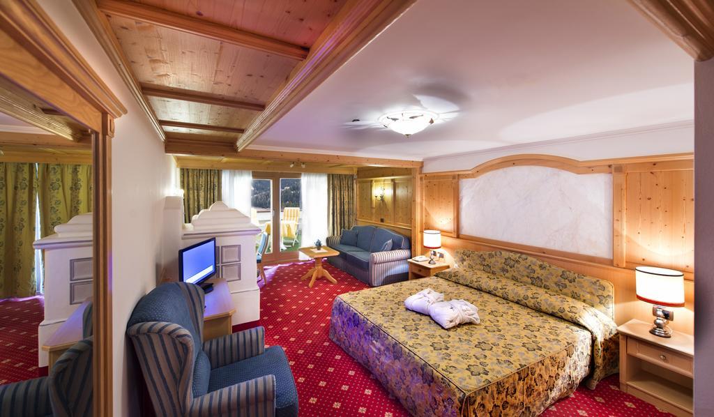Alpen Hotel Corona Виго ди Фаса Екстериор снимка